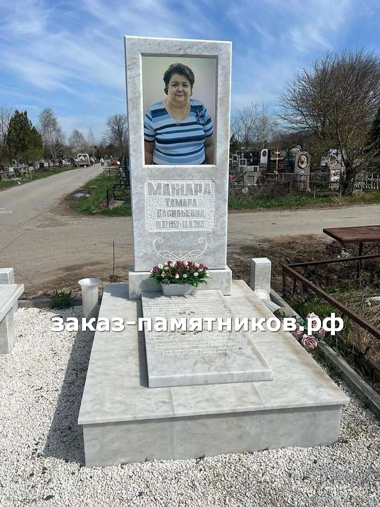 Белый мраморный памятник женщине с цветным портретом фото